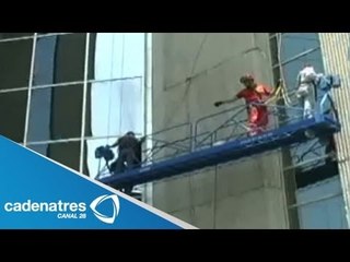 Trabajadores quedan atrapados en andamio a 50 metros de altura en Monterrey