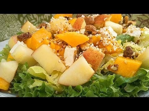 Receta de ensalada verde surtida con mango y nueces / Green salad topped with mango and walnuts