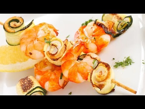 Brochetas de camarón con chutney de pistaches / Shrimp skewers with pistachio chutney
