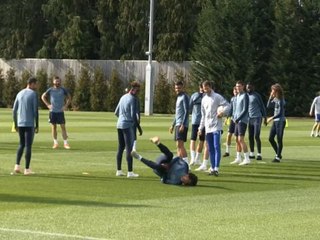 لقطة: كرة قدم: ويليان يتهاوى أرضًا إثر تعرّضه لإصابة في منطقة حسّاسة