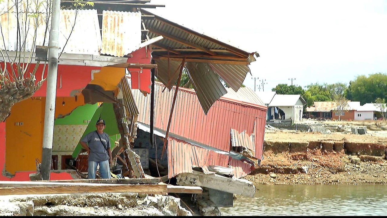Indonesia disaster: Donggala still waiting for help