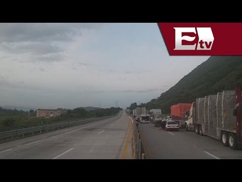 Manifestantes realizan bloqueos por más de 9 horas en la Autopista del Sol / Andrea Newman