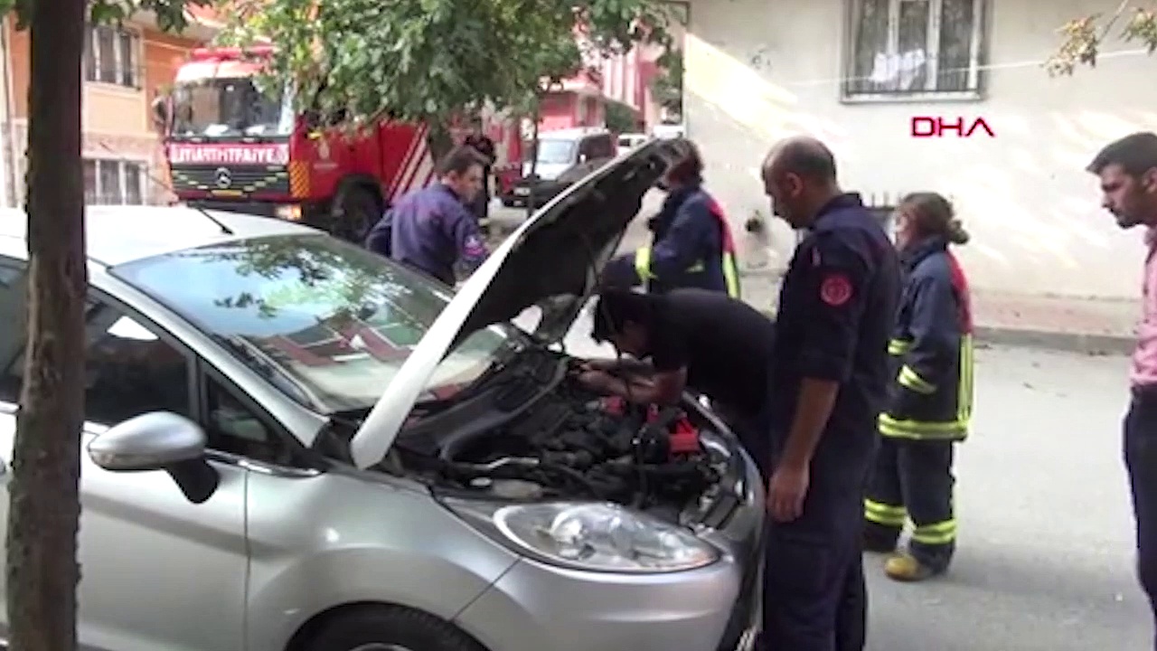 İtfaiye ekipleri otomobile giren kediyi telefondan kedi sesi dinleterek