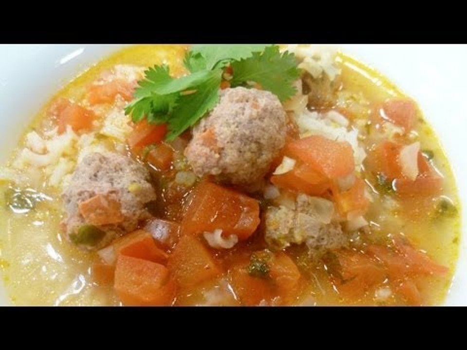 Receta de sopa de albóndigas con arroz y cilant...
