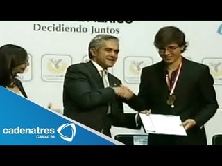 GDF va por iniciativas en favor de la juventud; reconocen a ganador de Olimpiada de Geografía