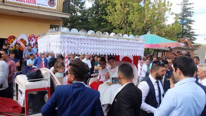 Düğün sahibi silah yerine gül attı