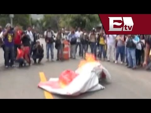 Sección 22 derriba y quema puertas de sede de opositores / Excélsior informa