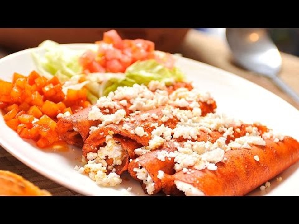 Enchiladas vegetarianas con salsa ranchera / Vegetarian enchiladas with ranchero sauce