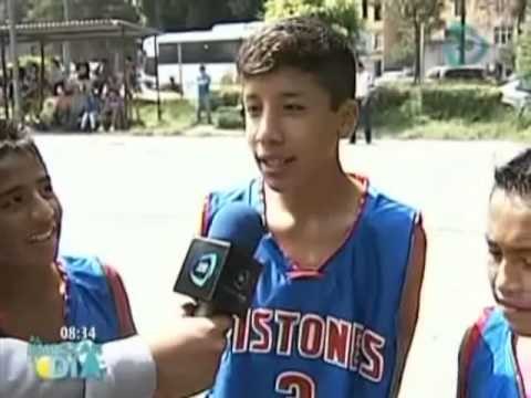 Niños triqui juegan basquetbol descalzos / Niños triquis basquetbolistas
