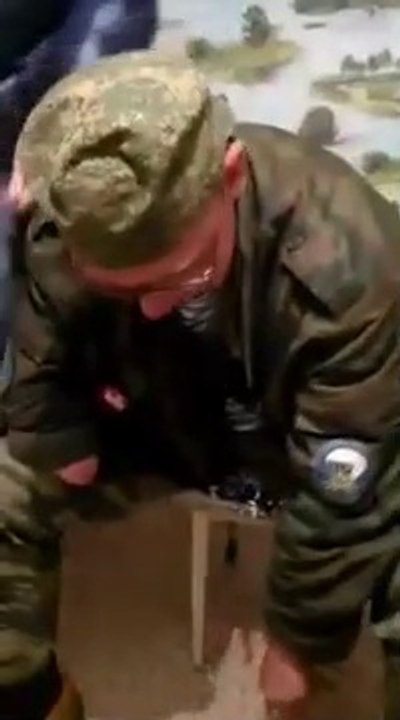 Il tente de casser une bouteille d'alcool avec son crane !