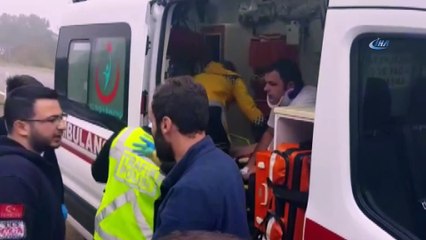 Duvara çarpan kamyonet devrildi: 2 yaralı