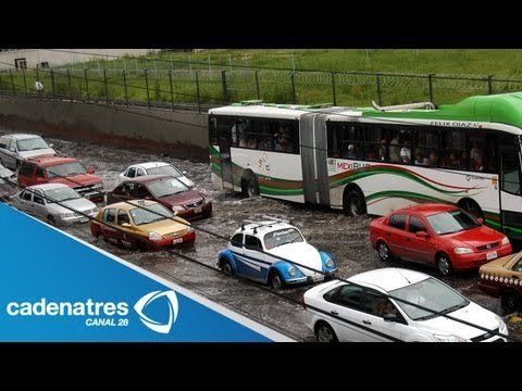 Lluvias y tubería rota causan fuertes inundaciones en Ecatepec