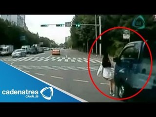 Impactante video- Mujer se salva de ser atropellada / Woman is saved from being hit