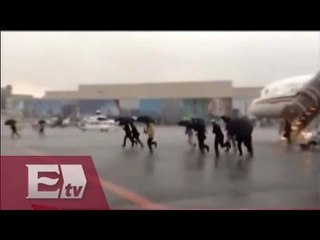 Corre Peña Nieto para cubrirse de la lluvia / Titulares de la noche