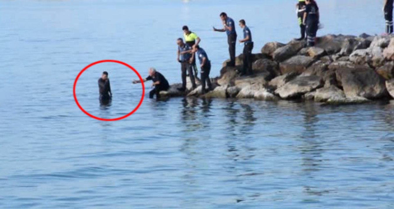Cam Parçasıyla Boynunu Kesip Denize Atlayan Genci, Üniformasıyla Suya Giren Polis Kurtardı
