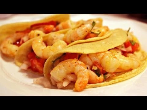 Cómo hacer Tacos de camarón al mezcal con salsa brava / Tacos de camarón
