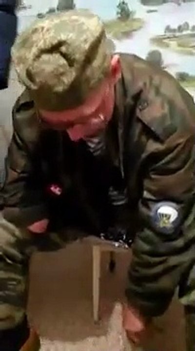 Russie : Un homme essaye de casser une bouteille d'alcool avec sa tête !