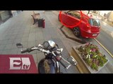 Mujer abordo de moto castiga a quien tire basura en las calles/ Entre Mujeres