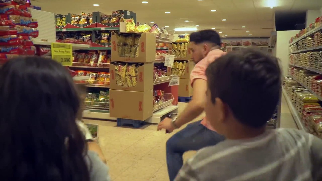 DER BABYSITTER ⎮ Younes jones