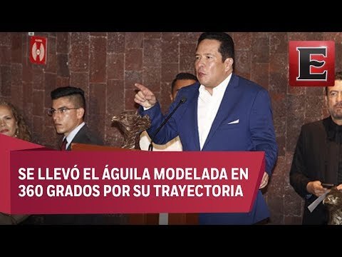 Gustavo Adolfo Infante recibe el premio México en tus Manos