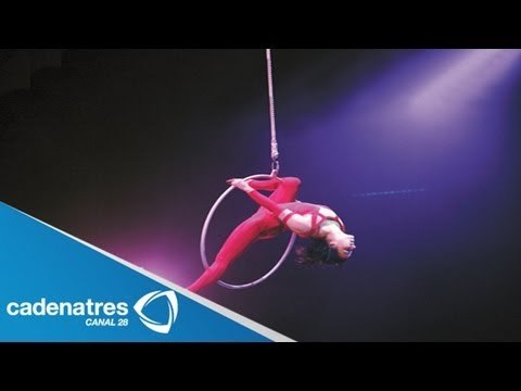 Artistas asisten al espectáculo Amuse