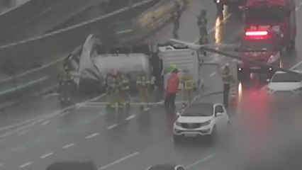 빗길 고속도로에 탱크차 넘어져...LP가스 새 / YTN