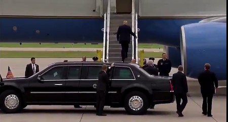 Donald Trump avec du papier sous une chaussure