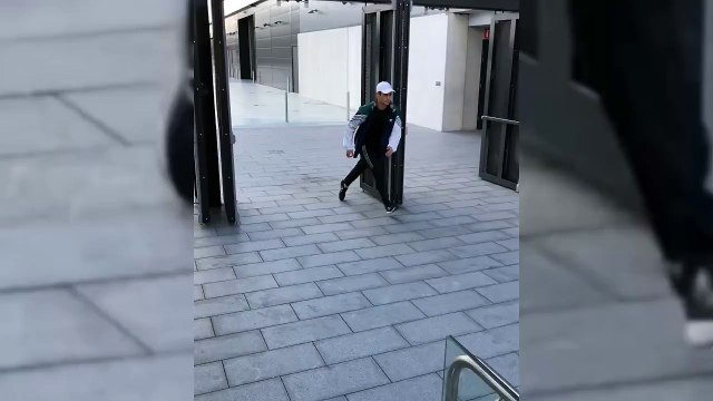 Il descend une rambarde d'escalier sur les fesses