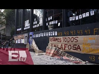 Mitin en las inmediaciones de la PGR en apoyo a normalistas desaparecidos/ Comunidad