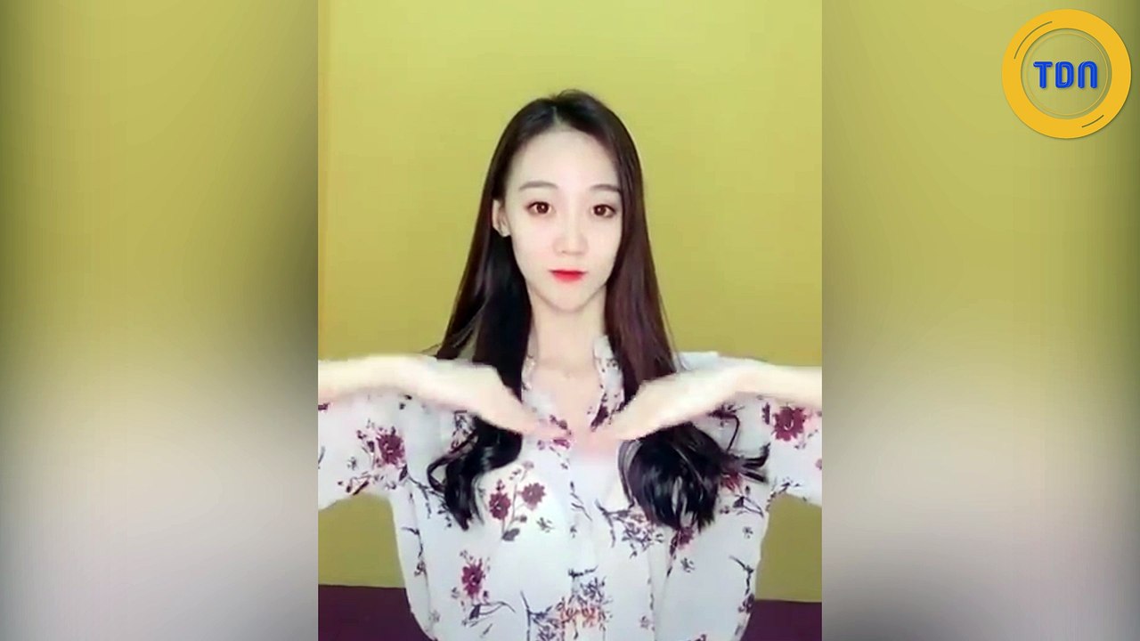 Elle fait danser ses doigts magnifiquement bien sur la musique !