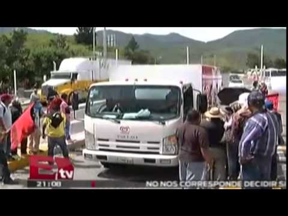 Manifestantes exigen aparición de normalistas de Ayotzinapa / Todo México