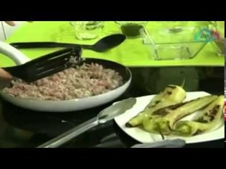 下载视频: Cómo preparar chiles de agua rellenos / Receta chiles relleno