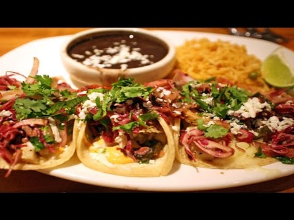 Cómo preparar Tacos de carnitas de atún con salsa de chapulines / Receta carnitas de atún