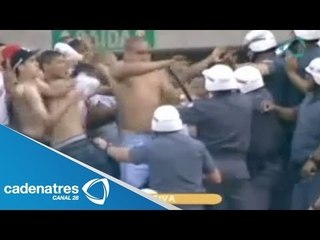 Campal en el estadio de Brasil / Porras se enfrentan con policías (VIDEO)