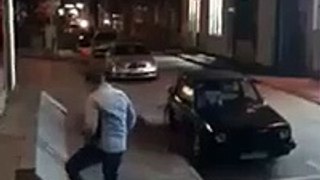 Il descend des escaliers en Peugeot 205 dans une poursuite avec la police