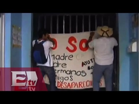 Maestros de Guerrero toman alcaldía por los normalistas desaparecidos / Titulares de la noche
