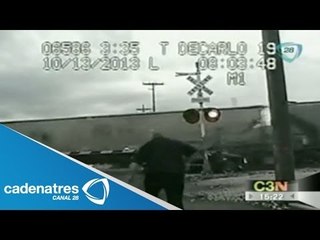 Mujer sobrevive en su carro tras dos golpes de un ferrocarril