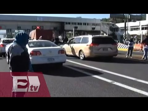 Estudiantes toman casetas en apoyo a normalistas desaparecidos/ Comunidad