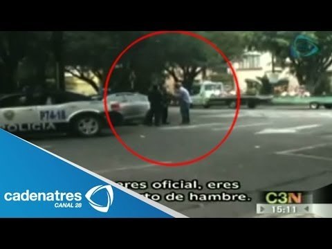 Hombre agrede a dos policías después de atropellar a un agente