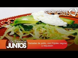 Tostadas de pollo con frijoles negros y requesón