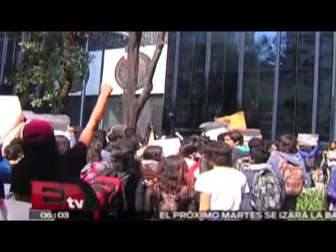 Manifestantes bloquean accesos a la PGR / Vianey Esquinca