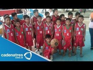 Llega la selección nacional infantil triqui de basquetbol al aeropuerto de la Ciudad de México