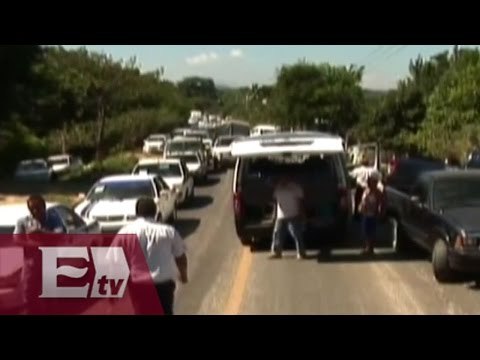 Maestros y normalistas bloquean carreteras de Guerrero / Vianey Esquinca