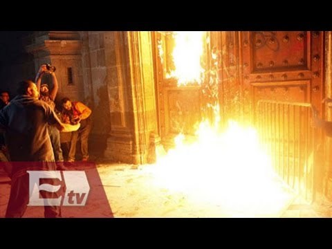 Encapuchados vandalizan y prenden fuego a puerta de Palacio Nacional / Excélsior en la Media