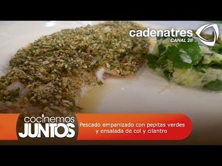 Pescado empanizado con pepitas verdes y ensalada de col y cilantro