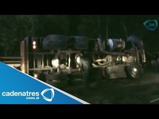 Impresionante accidente, vuelca camión cargado con arena (VIDEO)