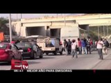 Normalistas de Ayotzinapa ordeñan gasolina a autobuses  en la Autopista del Sol / Vianey Esquinca