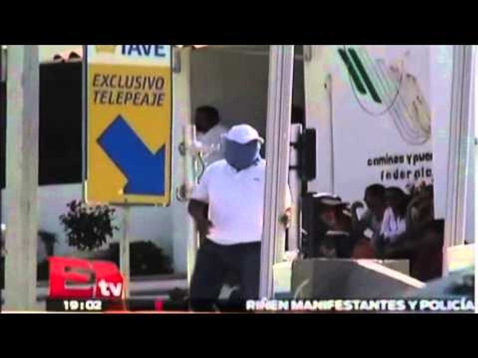 Normalistas de Ayotzinapa toman la autopista del Sol / Excélsior Informa