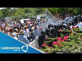 Damnificados de Tixtla se enfrentan contra granaderos por falta de ayuda