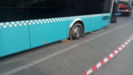 Kadıköy'de Yol Çöktü, Özel Halk Otobüsünün Tekeri İçine Düştü